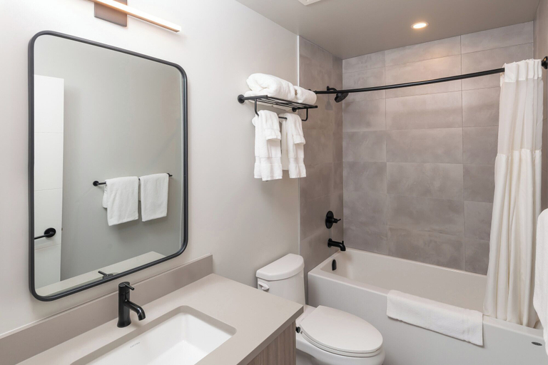 Bathroom 4, Harrison Beach Hotel, Fraser Valley