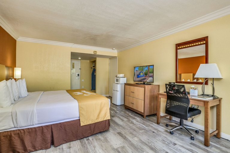 Bedroom 2, Days Inn by Wyndham Palm Springs, Riverside