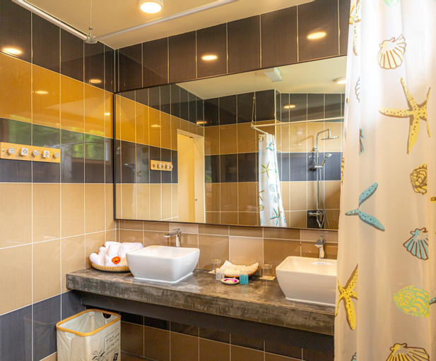 Bathroom 13