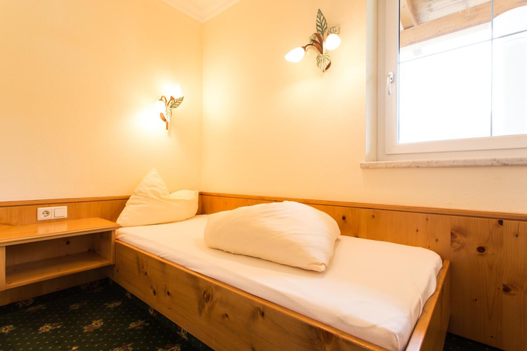 Bedroom 3, Alpenresidenz Ballunspitze - Kinderhotel, Landeck