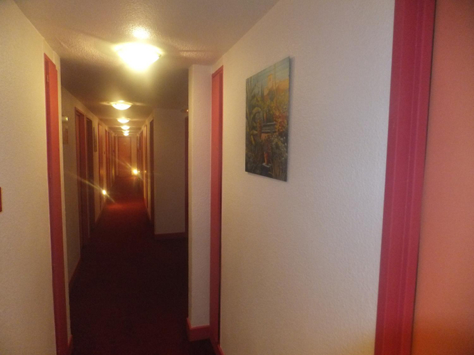 Others 5, Hotel Le Village, Essonne