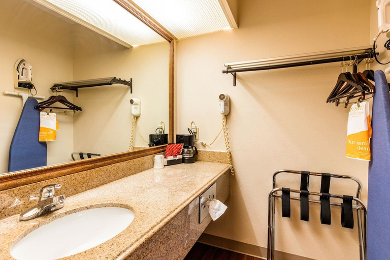 Bathroom 3, Quality Inn Pelham I-65 Exit 246, Shelby