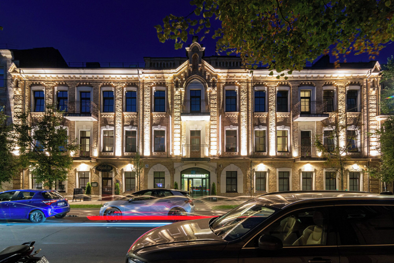 Exterior & Views
