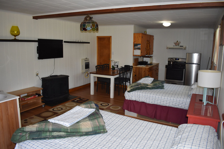 Bedroom 2, PL Motel, Pike