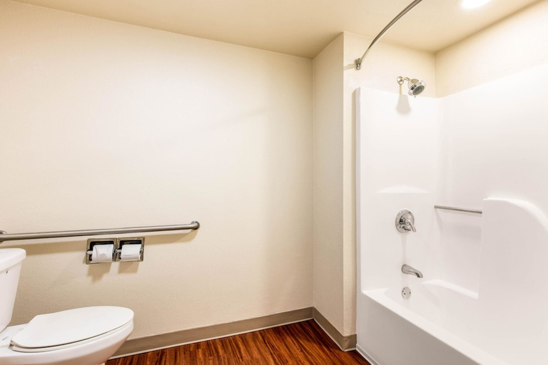 Bathroom 4, Quality Inn Pelham I-65 Exit 246, Shelby