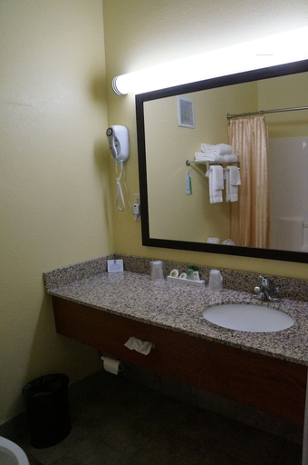 Bathroom 4, Country Inn & Suites by Radisson, Fairfield