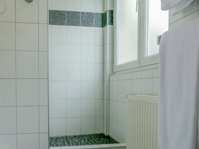 Bathroom 3, Hotel Berlioz EuroAirport Basel - Mulhouse - Freiburg, Haut-Rhin