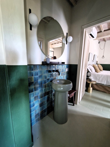 Bathroom 14
