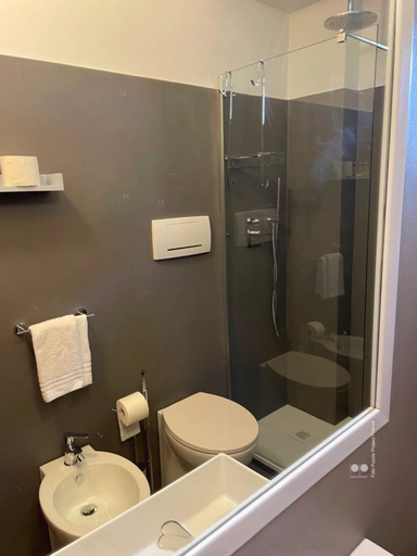 Bathroom 14