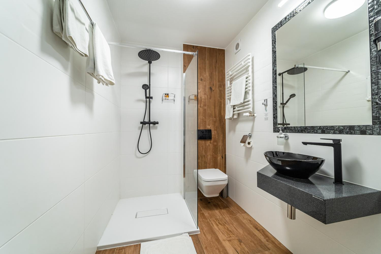 Bathroom 3, Hotel Weneda, Ople