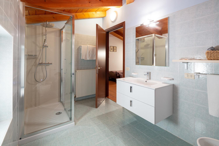 Bathroom 10