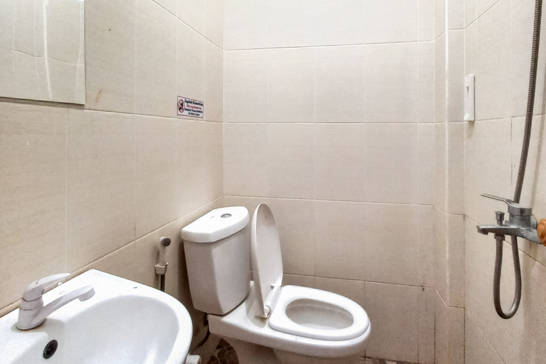 Bathroom 3, RedDoorz near Terminal Roro Bandar Sri Junjungan, Dumai