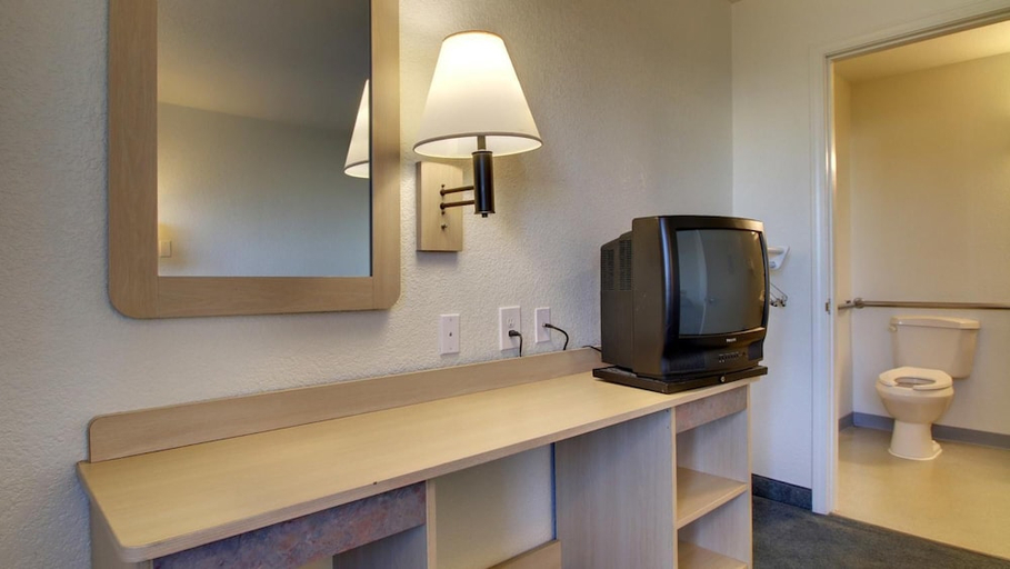 Bathroom 5, Motel 6 Owensboro, Daviess