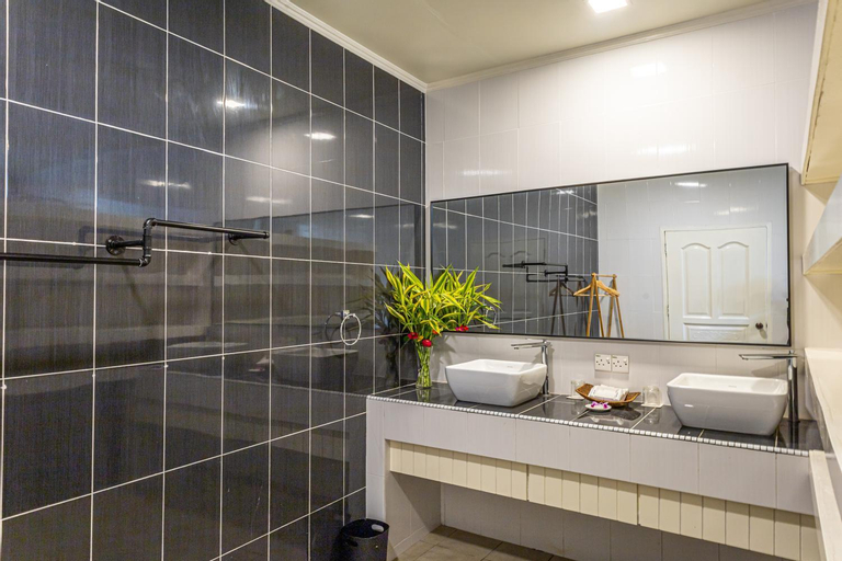 Bathroom 15