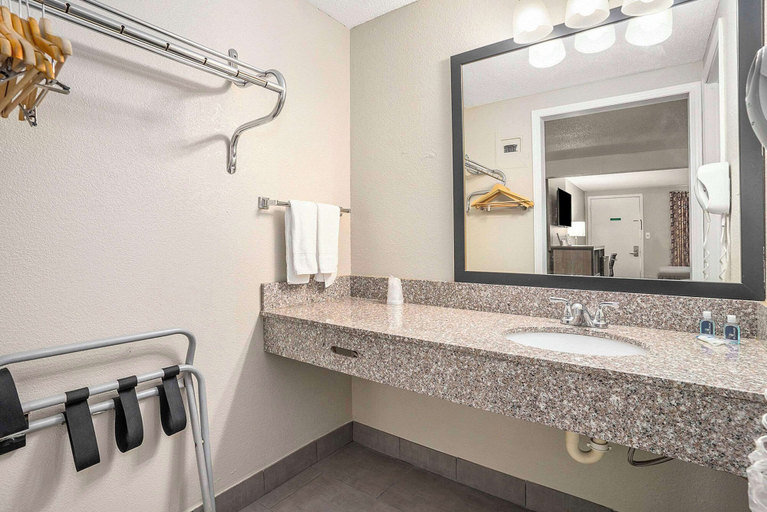Bathroom 5, Rodeway Inn Grand Haven, Ottawa