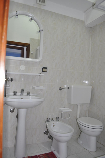 Bathroom 2, La Scogliera, Messina