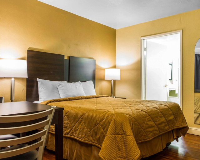 Bedroom 3, Econo Lodge Sacramento Convention Center, Sacramento