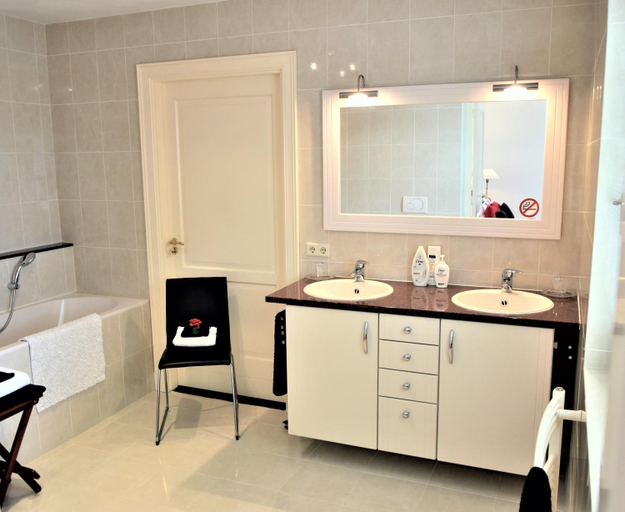 Bathroom 2, B&B De Rozenhorst, Maasbree