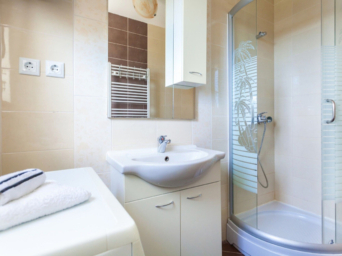 Bathroom 4, Spacious Apartment in The Croatian Islands, Malinska-Dubašnica