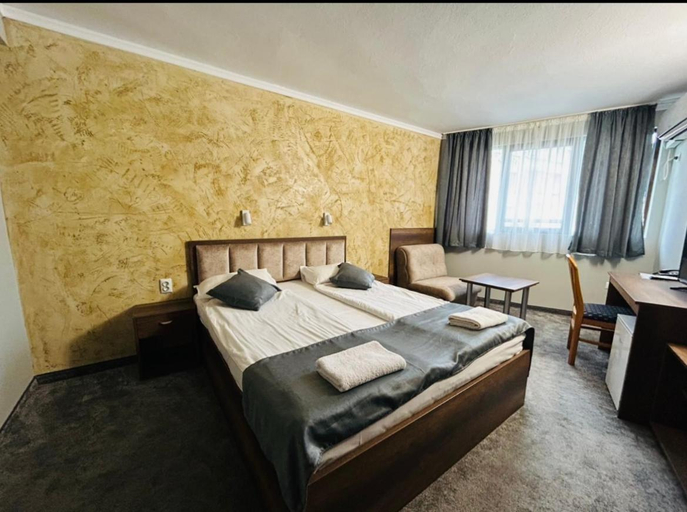 Bedroom 2, Family Hotel Familia, Tryavna