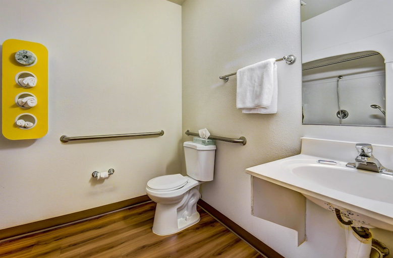 Bathroom 3, Motel6 Roseburg, OR - I-5, Douglas
