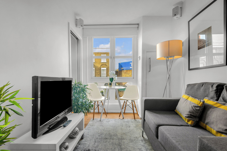 Others 3, Classic One Bedroom Apartment in Camden, London