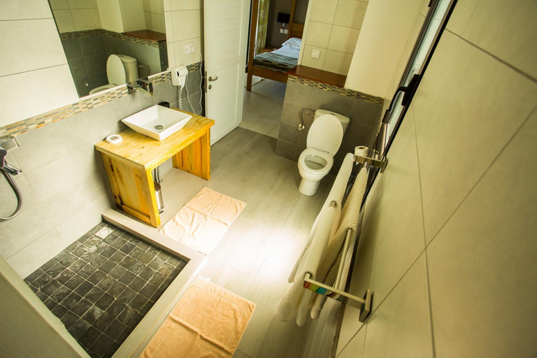 Bathroom 4, Pingo Premium Guest House, Black River