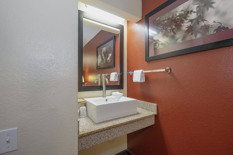 Bathroom 3, Red Roof Inn Jackson North - Ridgeland, Madison