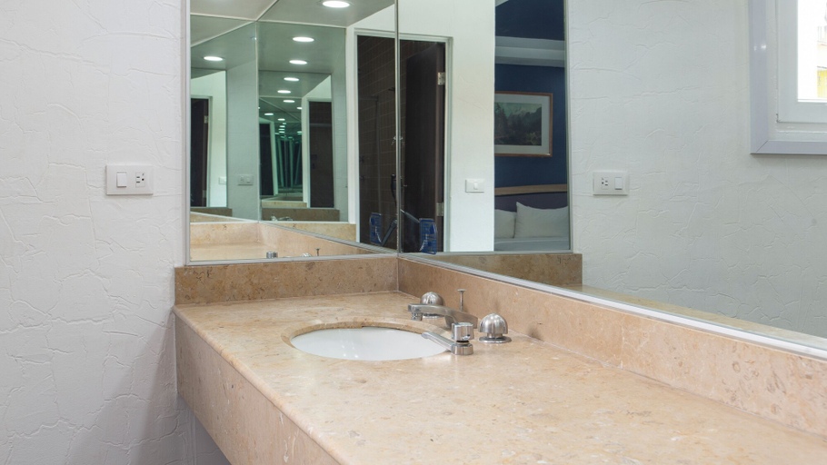 Bathroom 4, Hotel Menara, Mexico City
