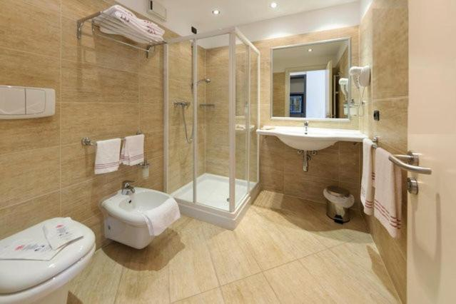 Bathroom 4, Confidence Hotel Viadana, Mantua