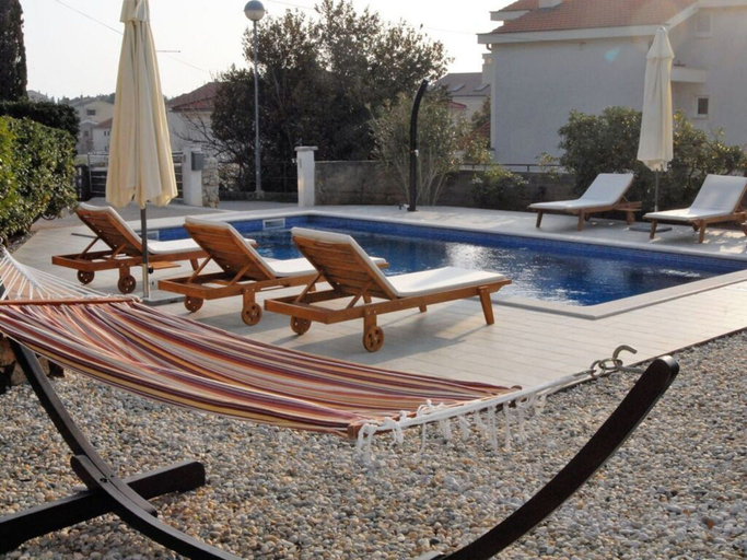 Pool 5, Mesmerising Apartment in Punat, Punat