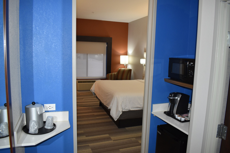 Bedroom 5, Holiday Inn Express & Suites MCPHERSON, McPherson