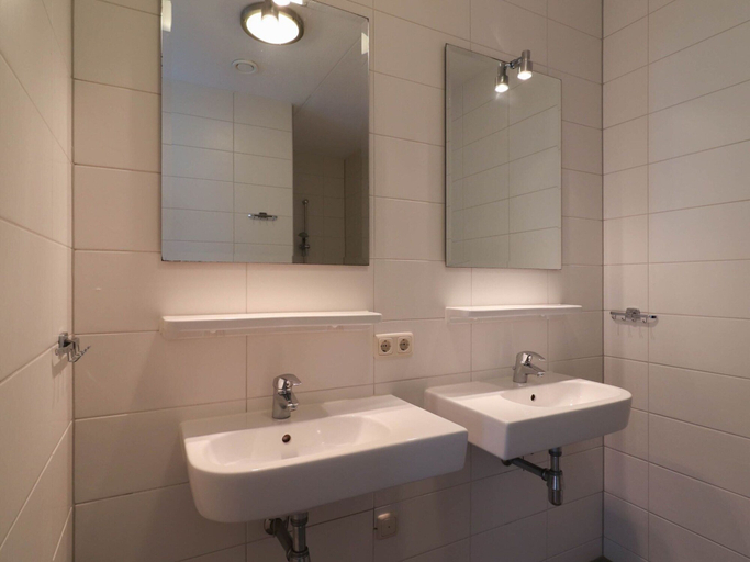 Bathroom 4, Villa With Jacuzzi and Sauna in Makkum, Wûnseradiel