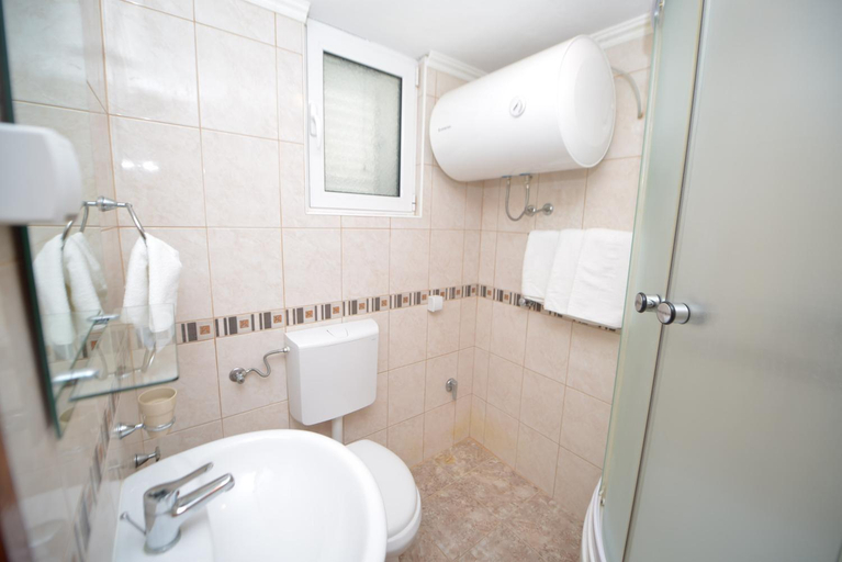 Bathroom 3, Villa Risan Apartments
