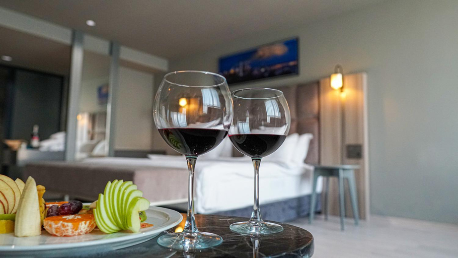 Food & Drinks 5, Pasaport Pier Hotel, Konak