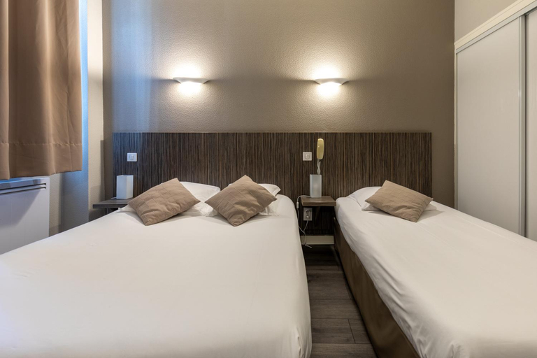 Bedroom 2, Hotel Cafe les Fleurs, Hautes-Pyrénées