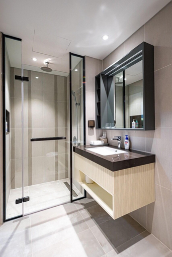 Bathroom 3, Happy Light Apartment in the Cardinal Court, District 7