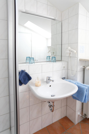 Bathroom 3, Kleines Hotel Edeltraud, Rosenheim