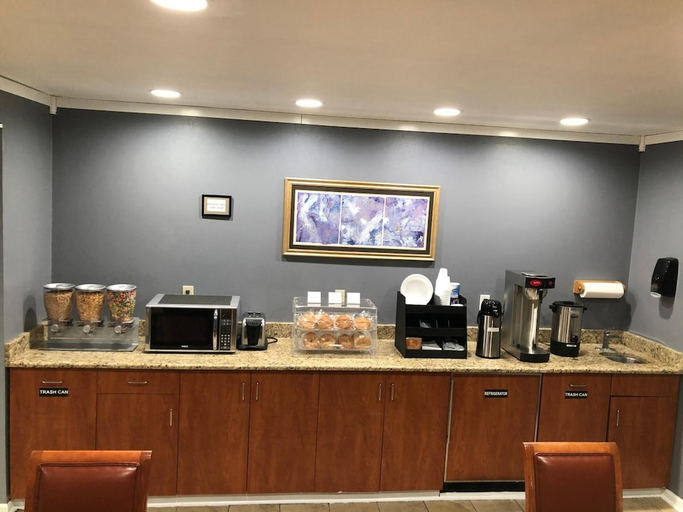 Food & Drinks 5, Economy Inn and Suites, Champaign