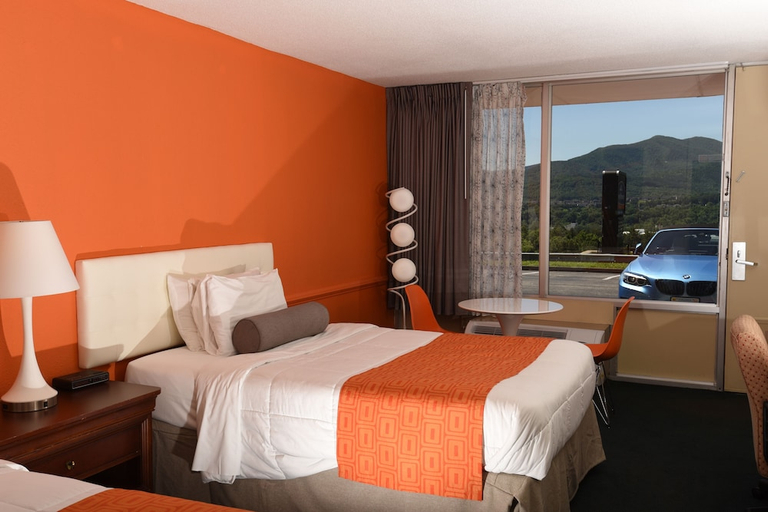 Bedroom 3, Howard Johnson Hotel & Conference Center by Wyndham Salem, Roanoke