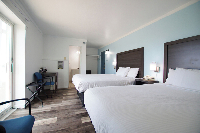 Bedroom 4, Snyder's Shoreline Inn, Lake Michigan
