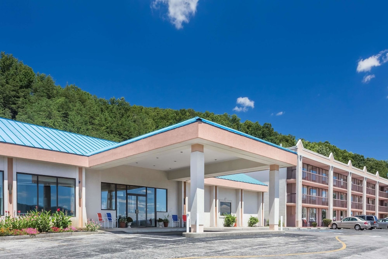 Exterior & Views 1, Howard Johnson Hotel & Conference Center by Wyndham Salem, Roanoke