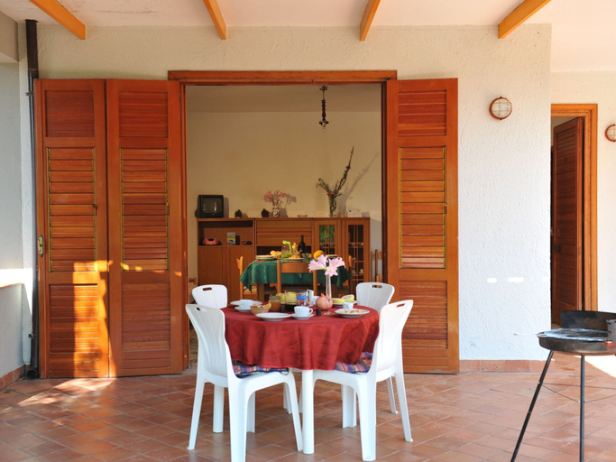 Food & Drinks, Beachside Bliss: Pool, Salerno