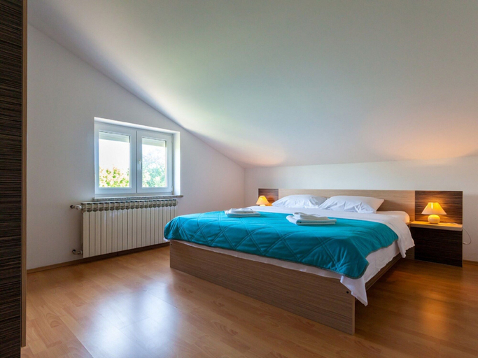 Bedroom 2, Spacious Apartment in The Croatian Islands, Malinska-Dubašnica