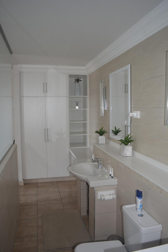 Bathroom 4, Beach Retreat Guesthouse, eThekwini