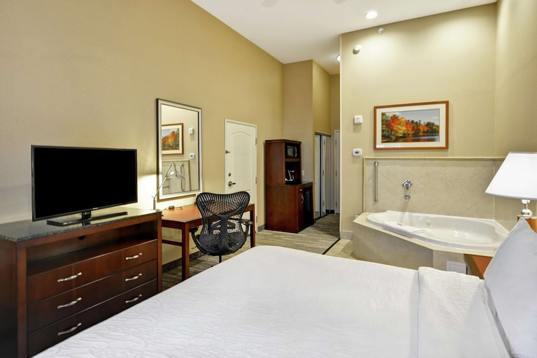 Bedroom 3, Hilton Garden Inn Riverhead, Suffolk