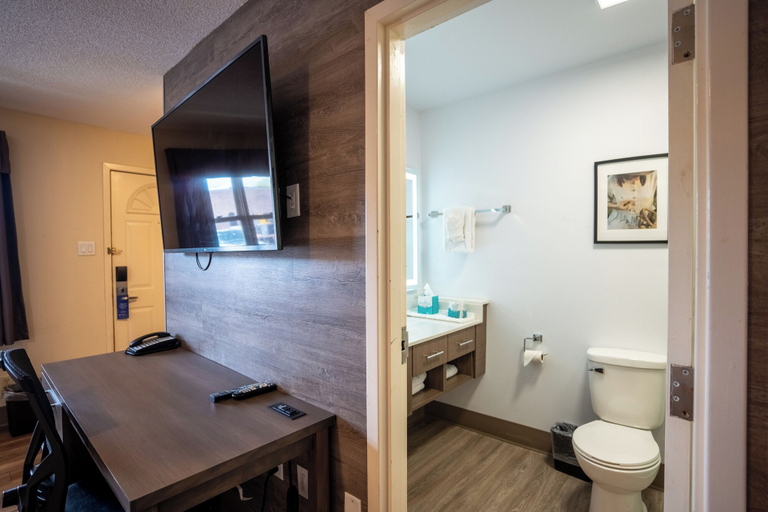 Bathroom 4, Glengarry Extended Stays, Colchester