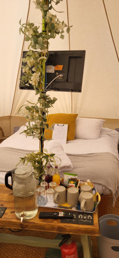 B&B Glamping Bell Tents at The Ring Pub, Anglesey
