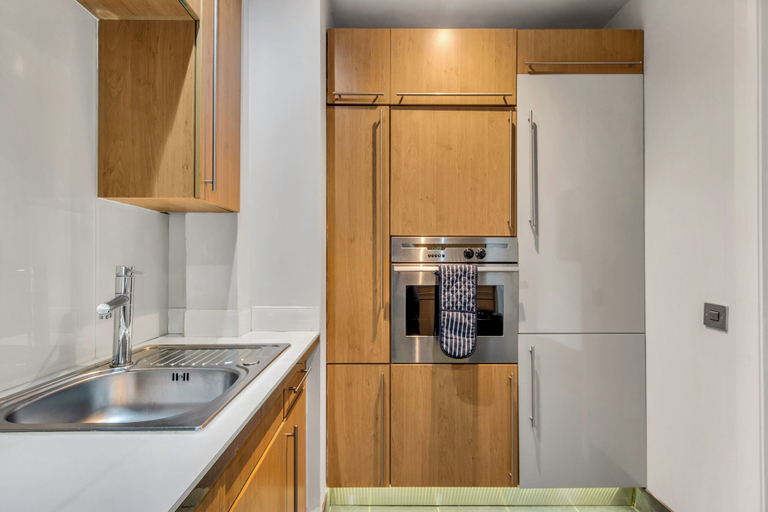 Others 4, Three Bedroom Apartment in City Reach, London