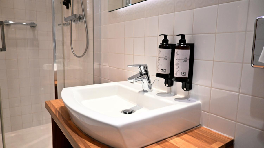 Bathroom 14